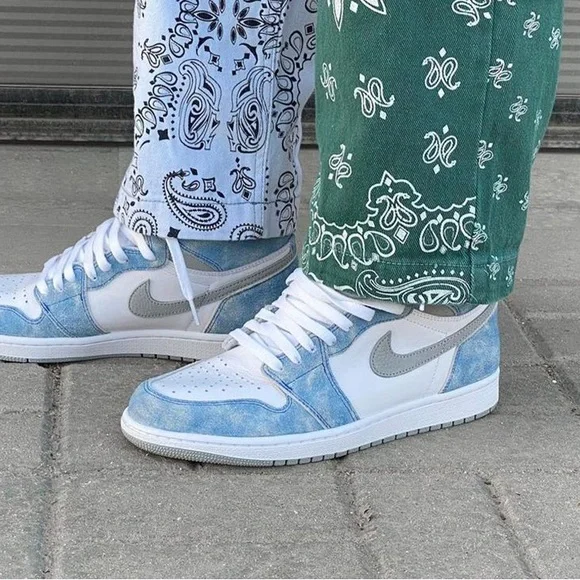 AIR JORDAN 1 HIGH OG GS "HYPER ROYAL" - Picture 2 of 9